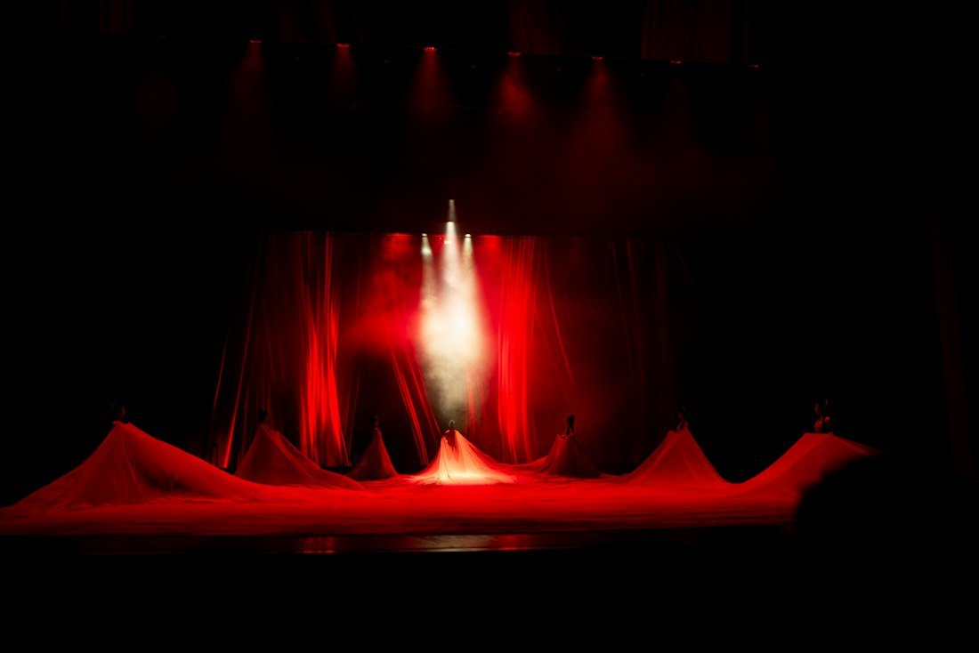 Palco com luz vermelha e fumaça